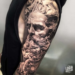 tatuaje_brazo_filosofo_griego_logia_barcelona_javier_arcia